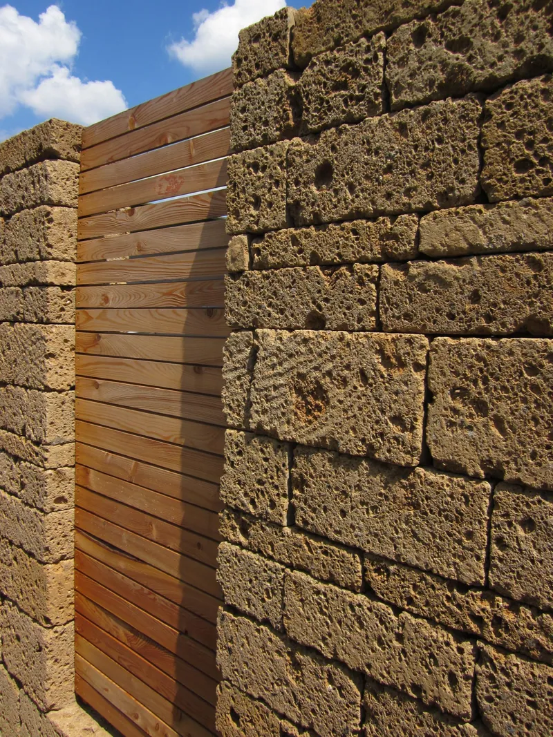Natursteinmauer und Gartenweg